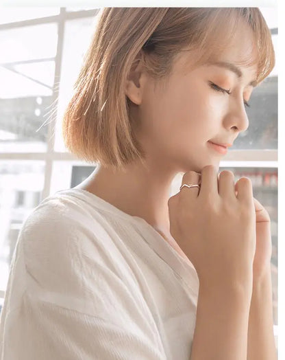 Anillo de Plata Minimalista Sailing Wave para Mujeres