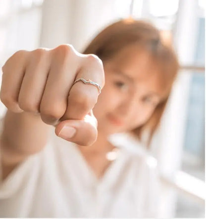 Anillo de Plata Minimalista Sailing Wave para Mujeres